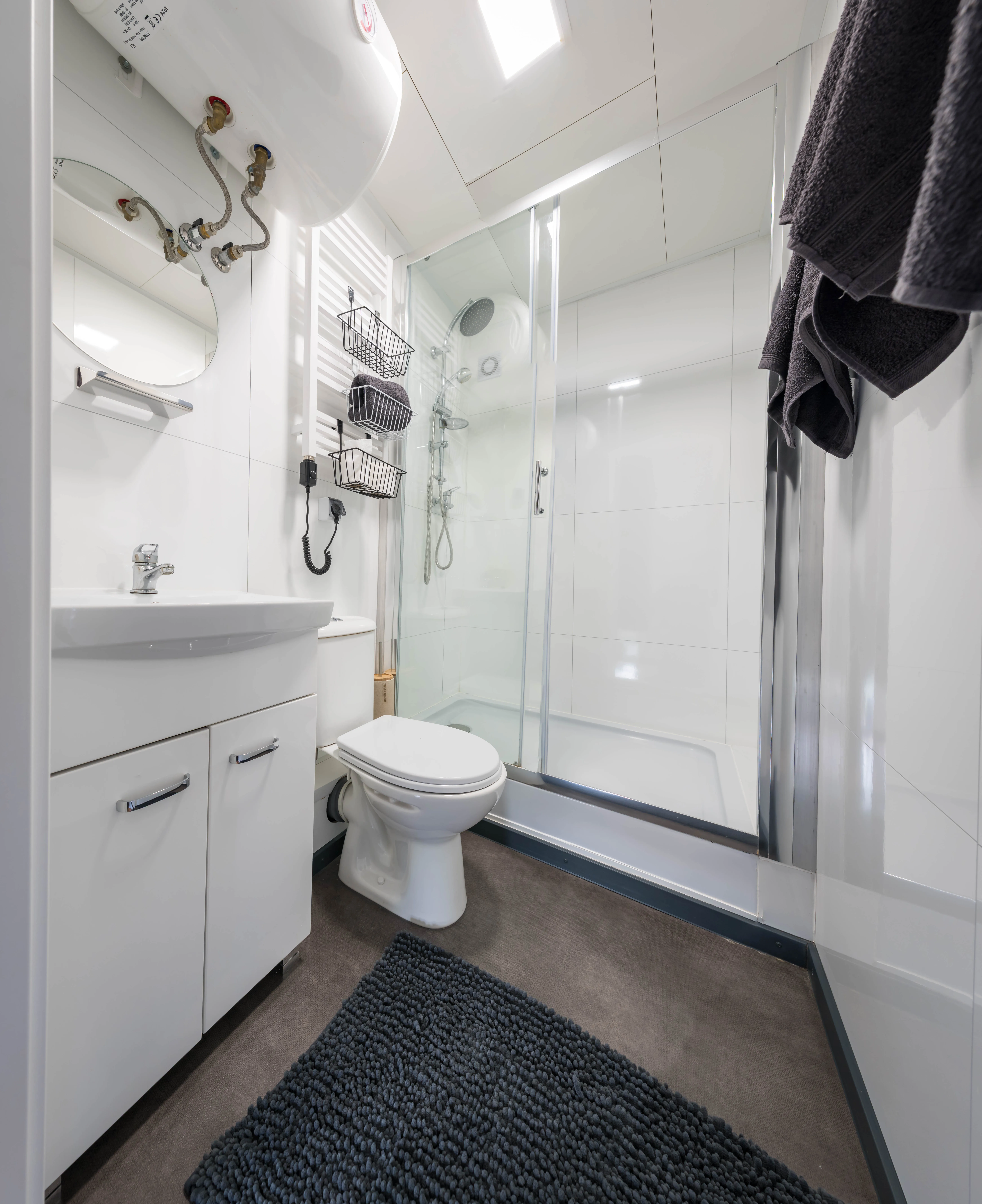 Moderne badkamer met douche, toilet en wastafel