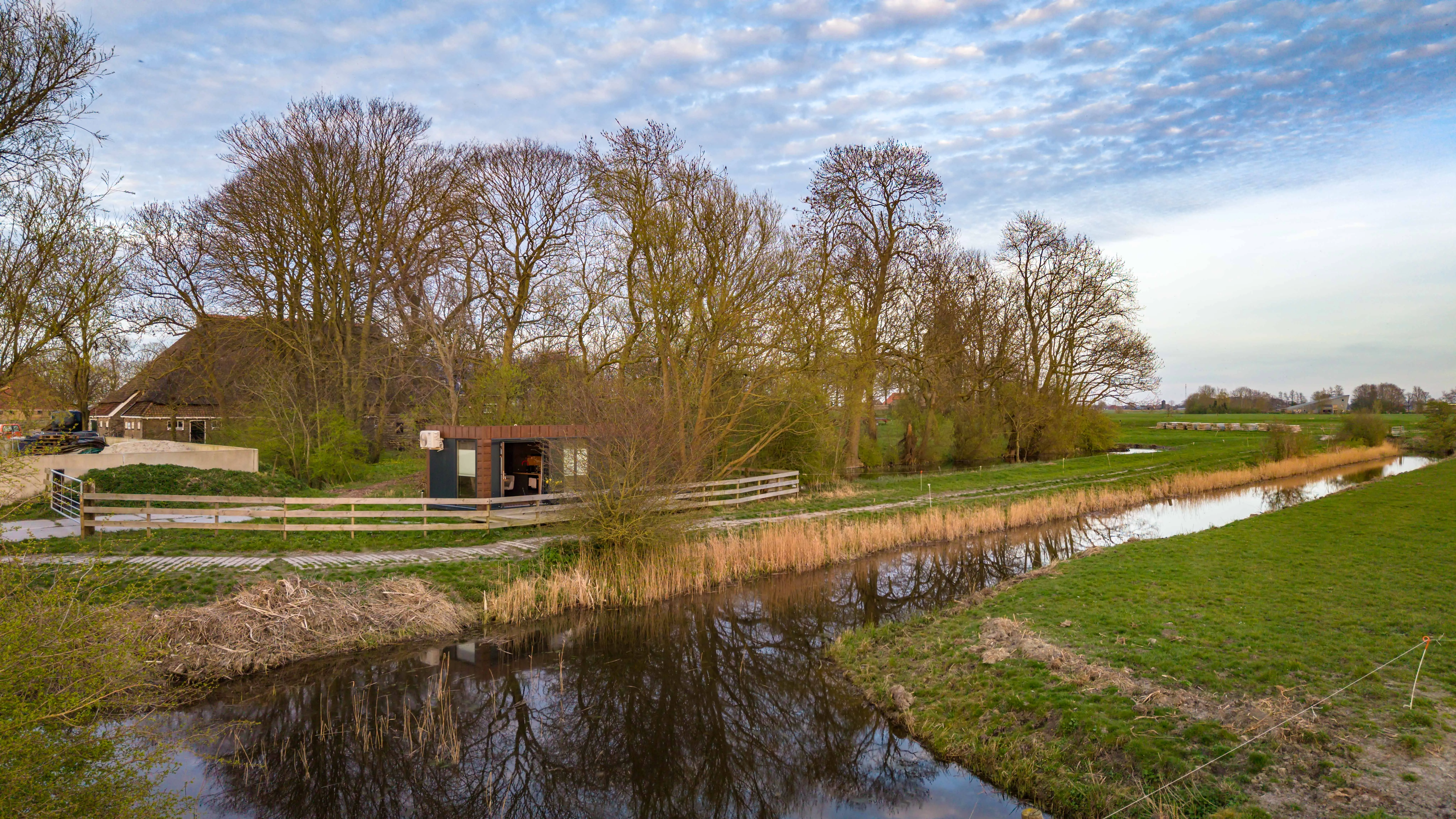 De boerderij en de oude schuur