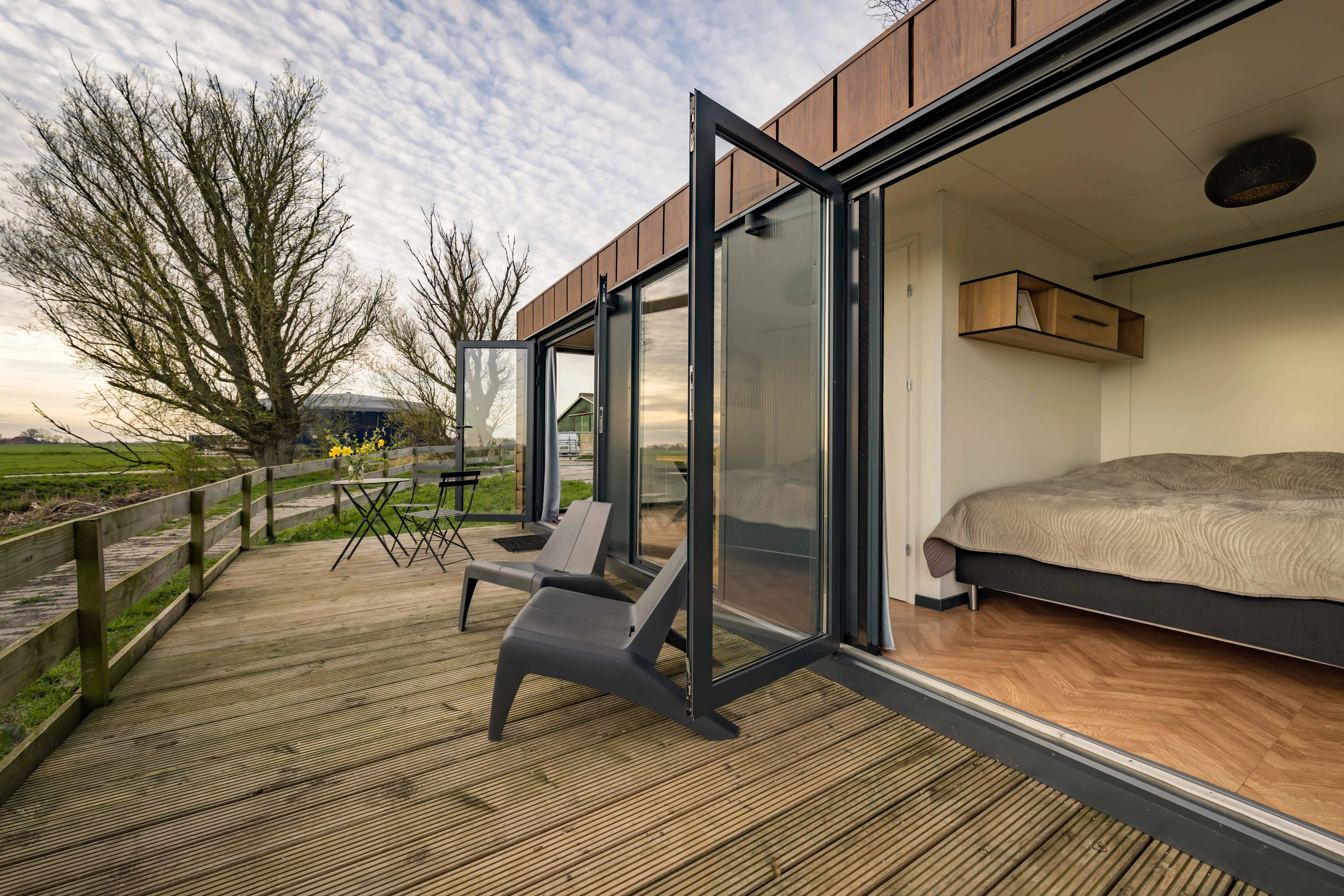 Het natuurhuisje met openslaande deuren aan de wei