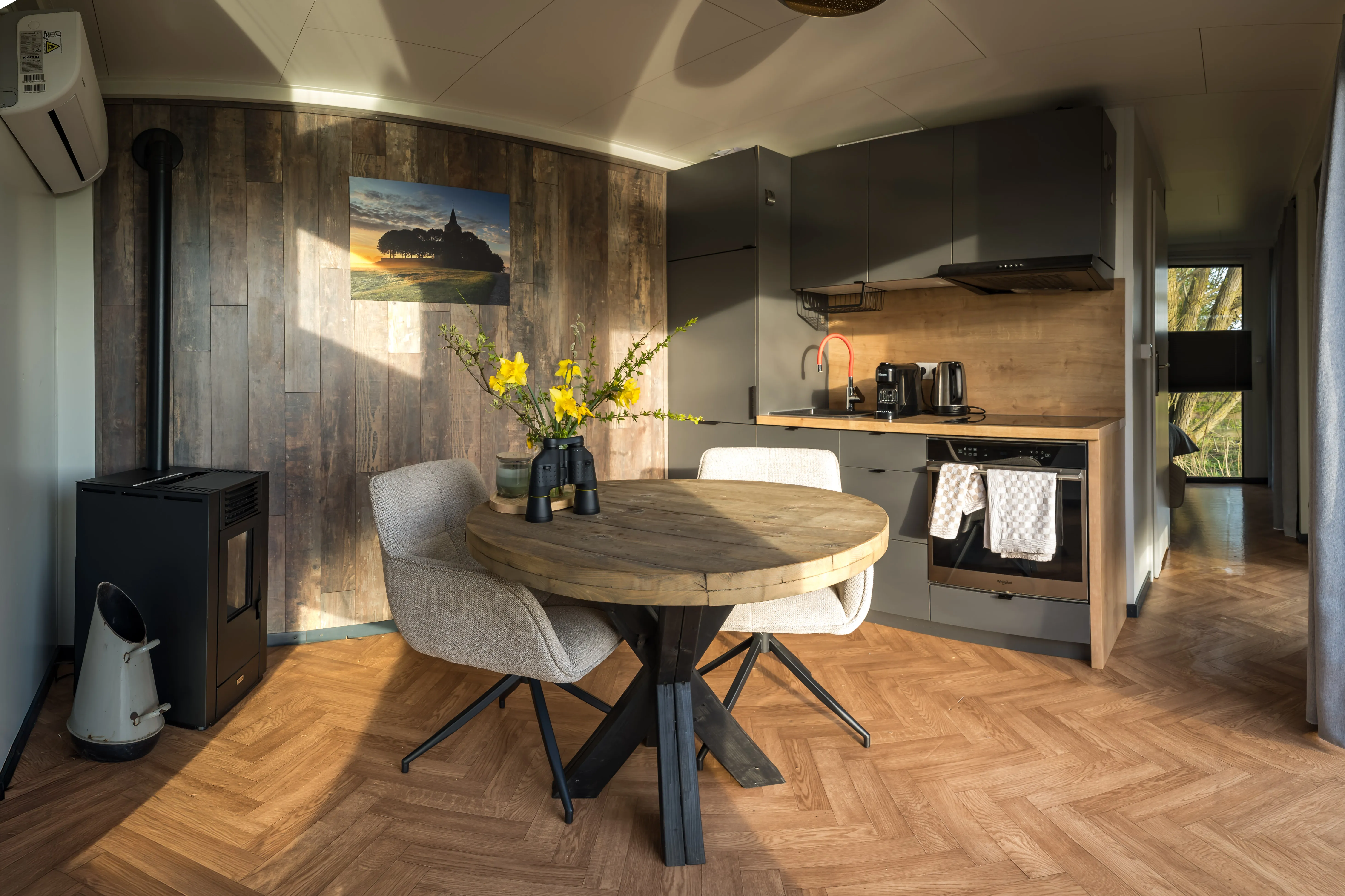 Eethoek met pelletkachel en houten wand