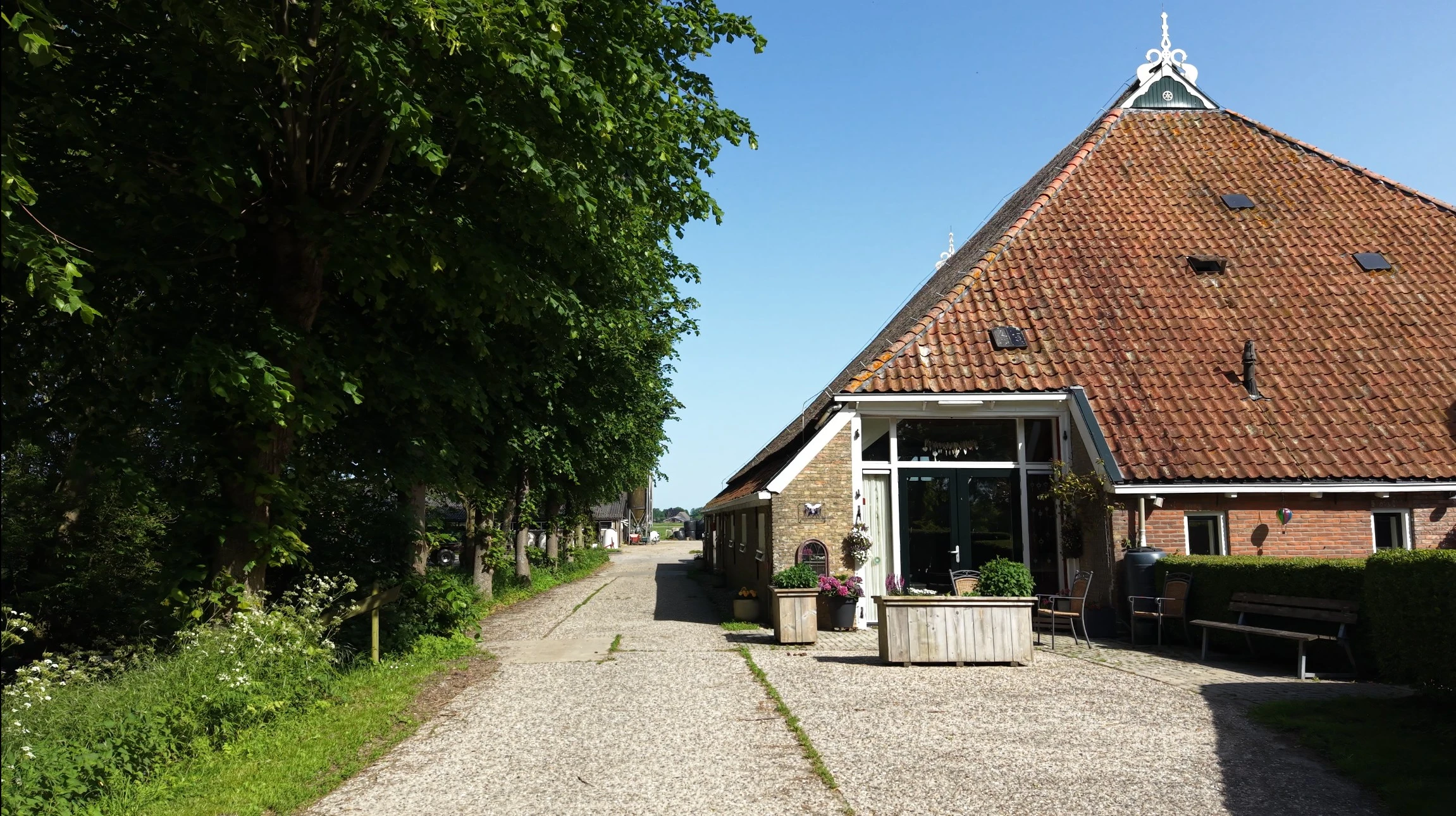 Het ruime terras op het hof bij mooi weer